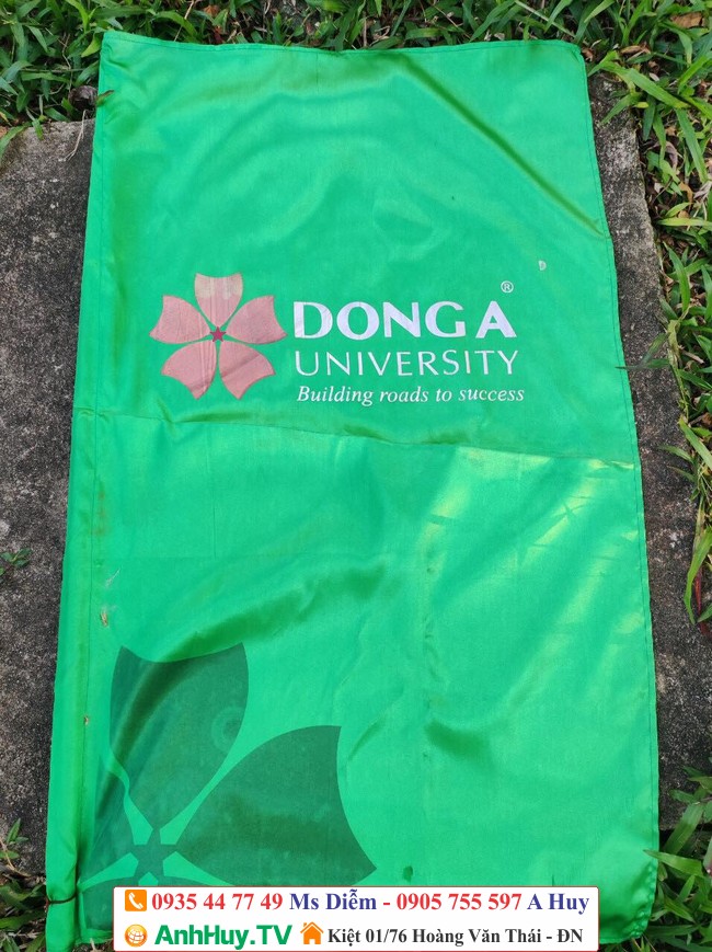 Làm cờ vải khổ lớn cho trường trung cấp cao đẳng đại học in logo tại Đà Nẵng